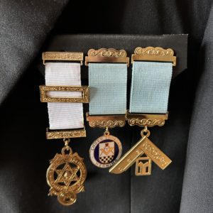 Lommeindstik til tre brystjuveler/medaljer (sikkerhedsnål+nål) RA - ægte læder